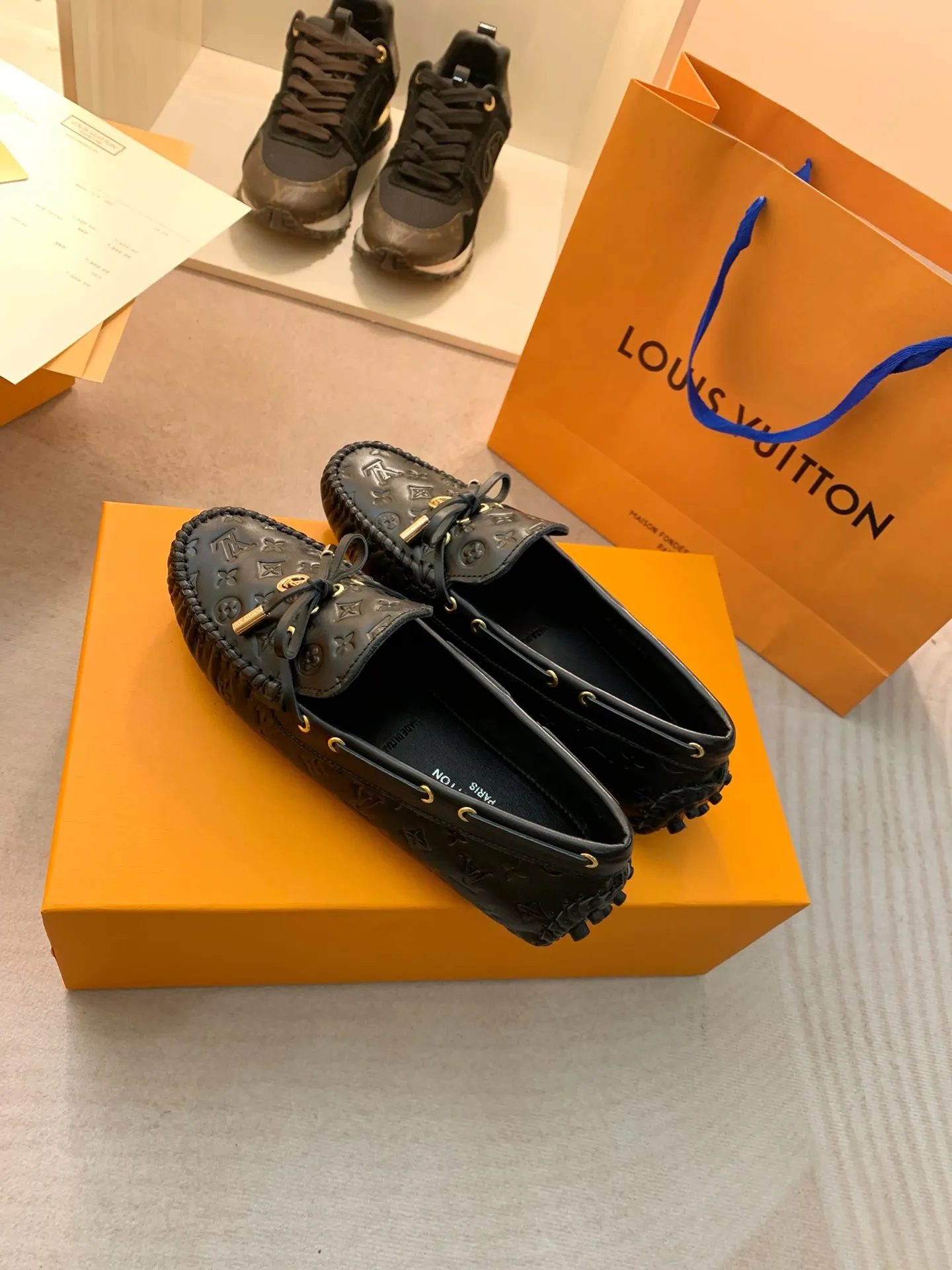 p460💰Couple model❤️🇫🇷 𝙇𝙤𝙪𝙞𝙨 𝙑𝙪𝙞𝙩𝙩𝙤𝙣 🇫🇷Louis Vuitton 2023 Classic𝓛𝓿 𝓣𝓻𝓪𝓲𝓷𝓮𝓻 Sports Series ➪➪➪¯ [Arizona Doudou Shoes Series] ▪️▪️▪️Arizona slip-on shoes are made of Monogram Eclipse canvas. Its hand-painted and dyed edges and hand-sewn uppers fully demonstrate Louis Vuitton's traditional shoemaking craftsmanship. This slip-on shoe is very lightweight. The integrated tongue and upper make it particularly comfortable and flexible. The soft outsole is equipped with rubber padding. Decorated with matching sash. Detailed features: ☑️Monogram Eclipse canvas ☑️Black Eclipse pattern ☑️Hand-painted shoe edges ☑️Hand-sewn uppers (each pair takes time to process) ☑️Integrated tongue and upper construction ☑️Outsole equipped with rubber lining ☑️size: 35_46